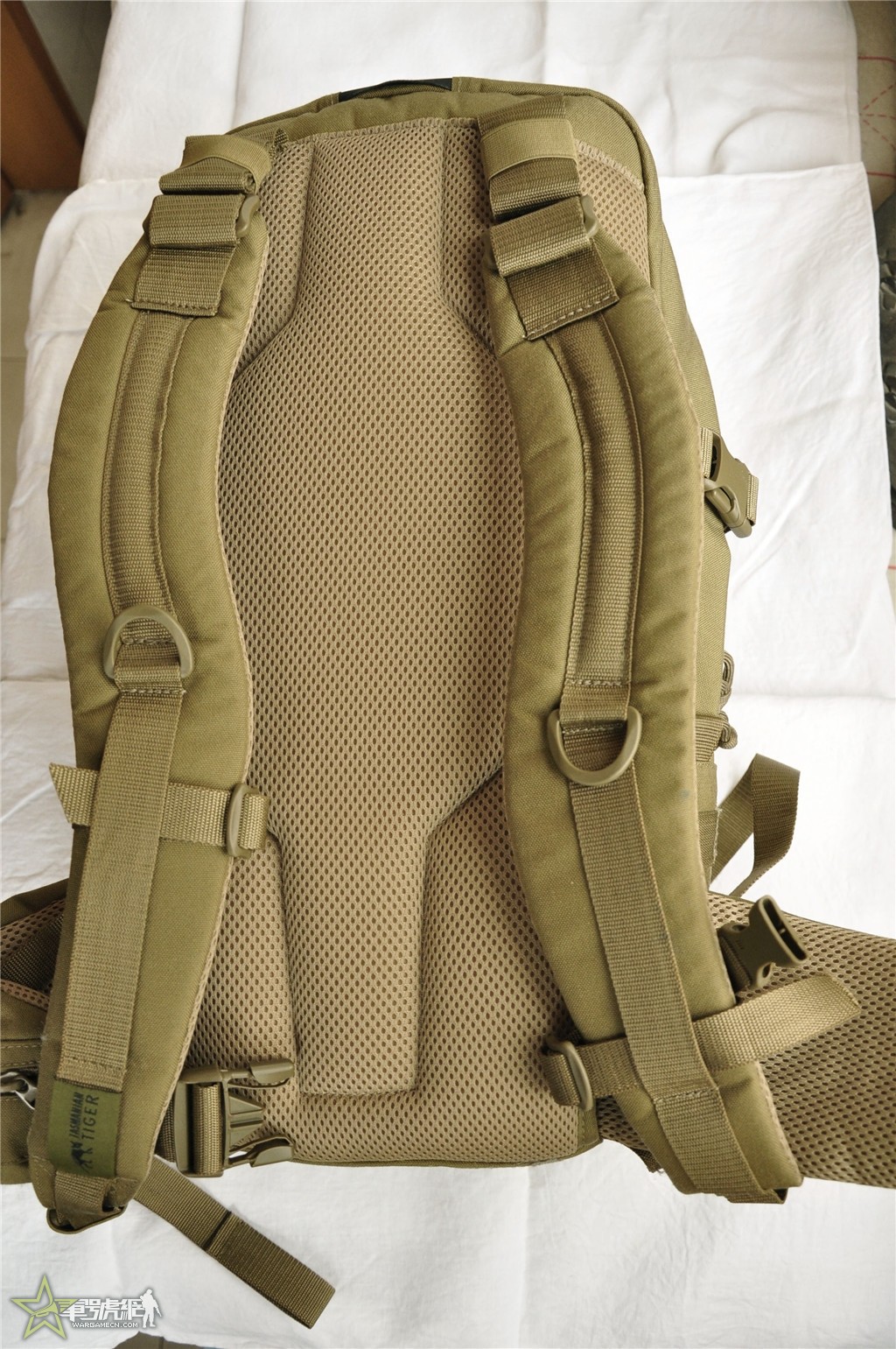 谁知道龙牙b4风衣模特 背上背的什么包