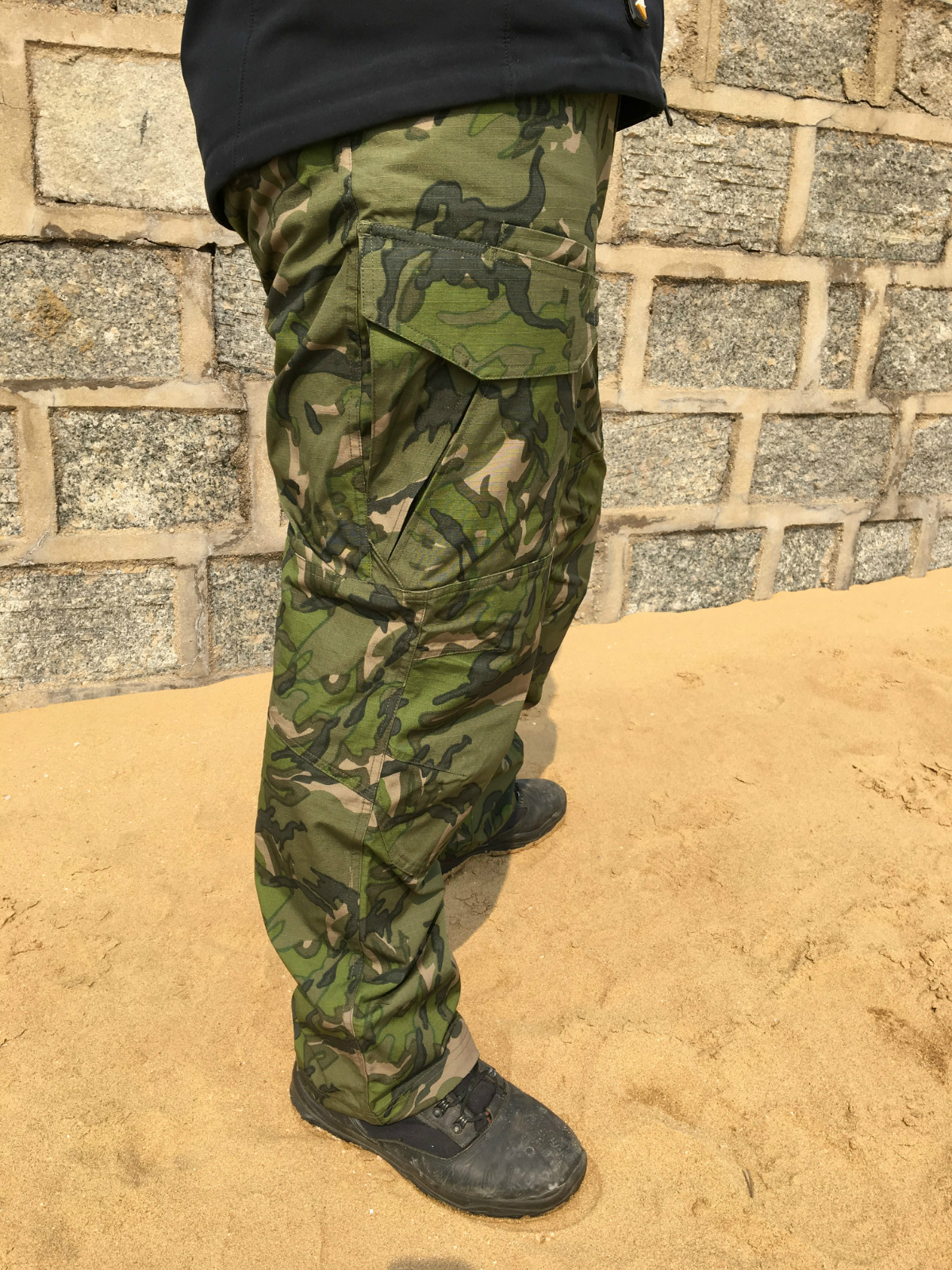 隐蔽的迷彩亮铮铮的骨大五叶迷彩