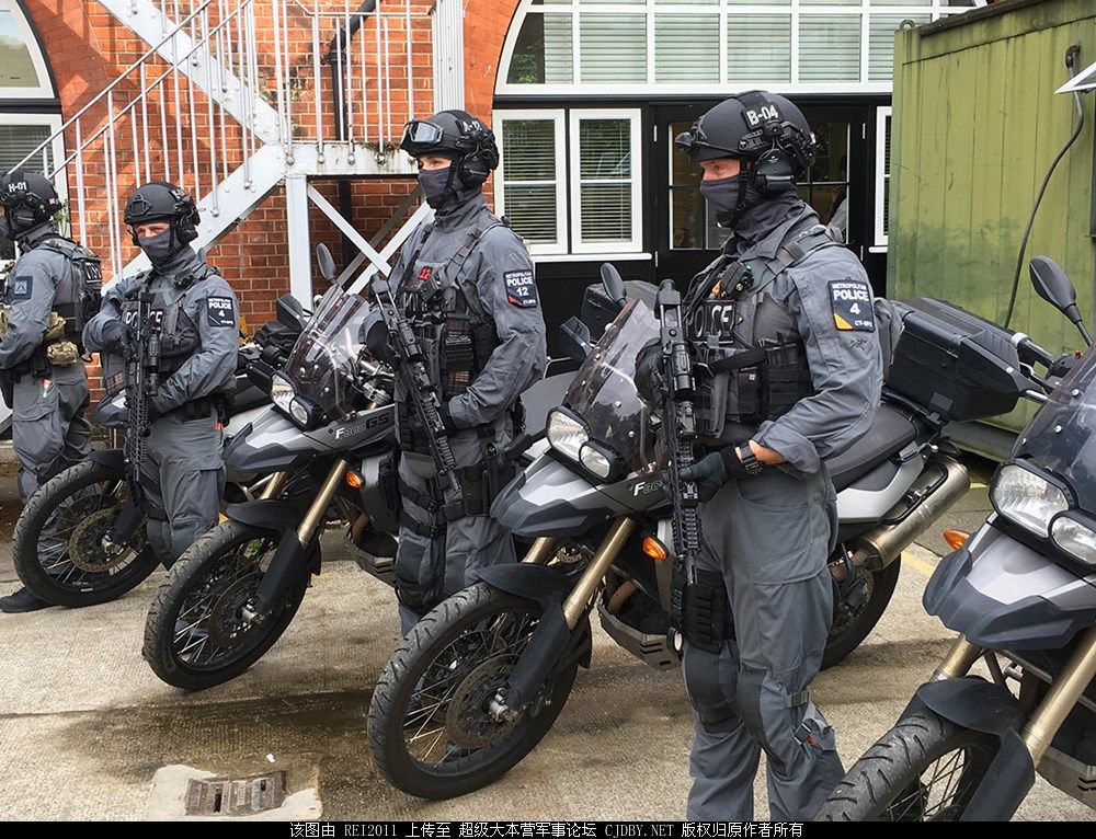 英国特警的灰色作战服装