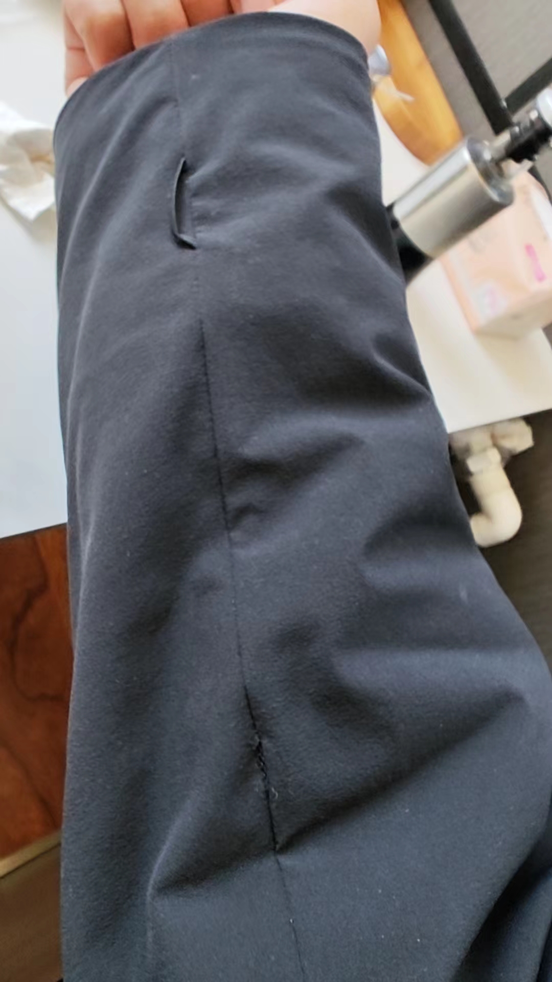 位置在右胳膊袖子内侧